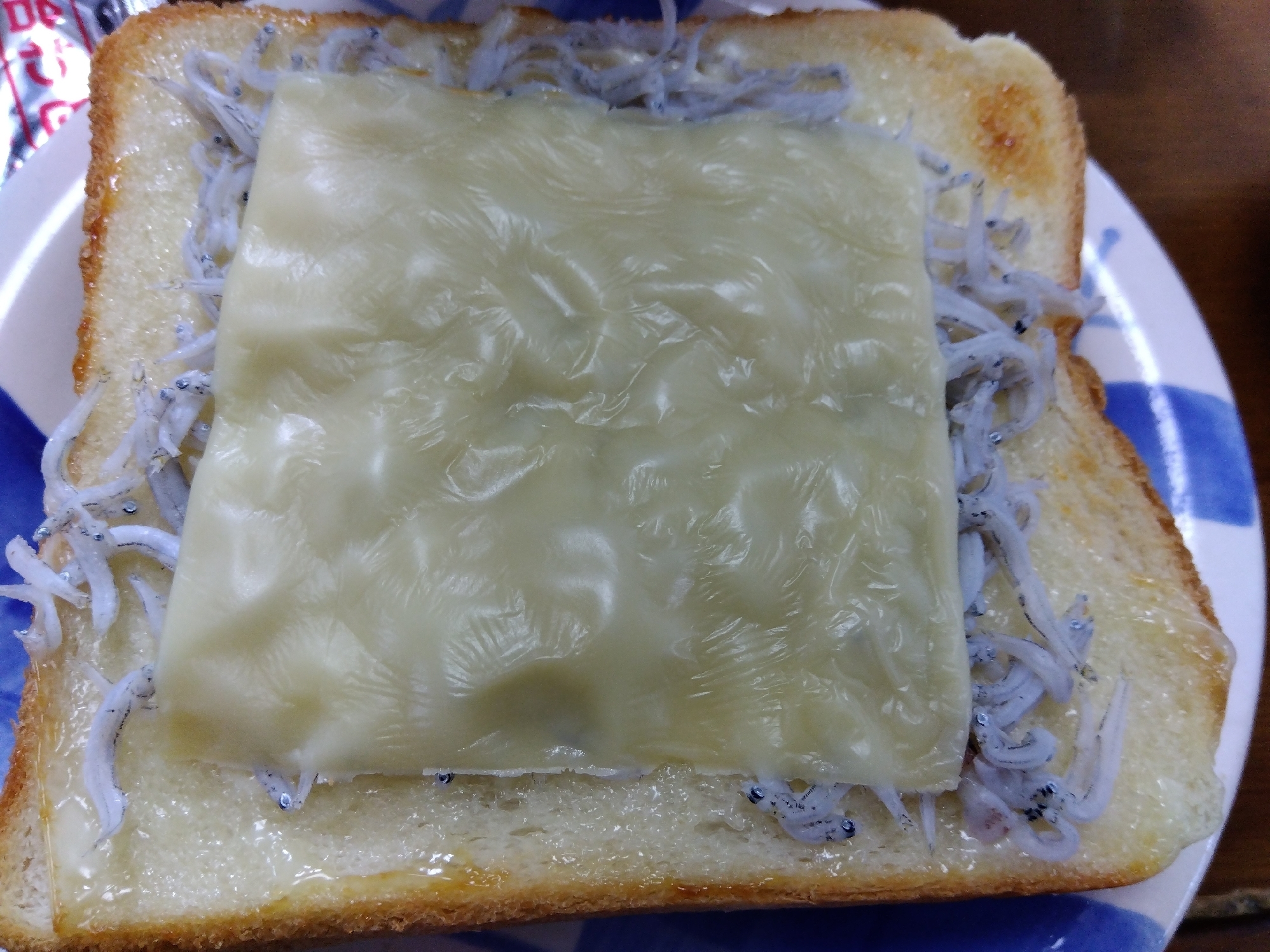 たっぷりしらすのチーズトースト
