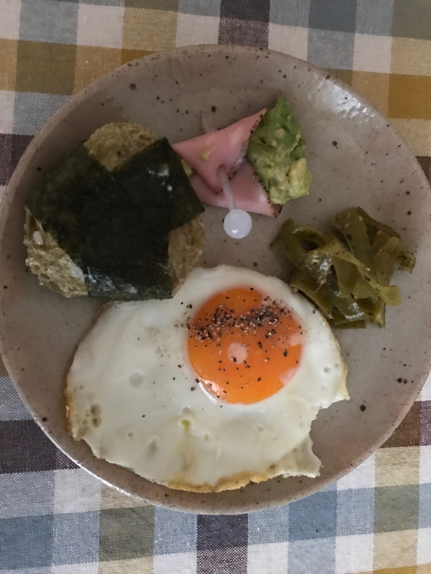 おぼろおむすびと目玉焼き、アボカドハムの朝ごはん