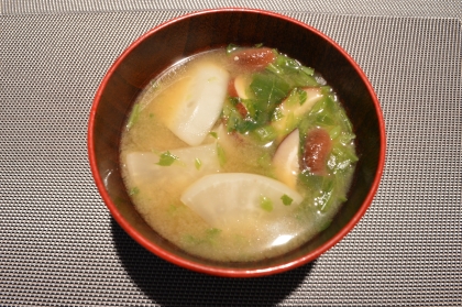 エノキダケ、豆腐、大根、大根葉のお味噌汁