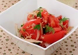 暑い日もサッパリ! トマトとアンチョビのサラダ