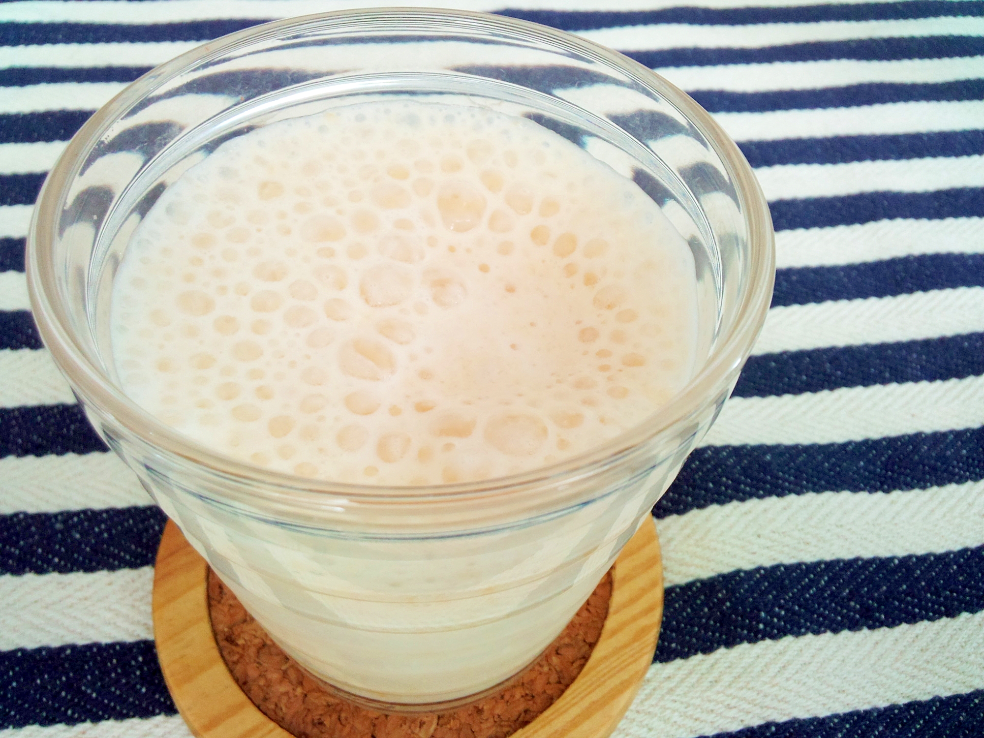 グラスに入ったデコポンとヨーグルトのフレッシュジュース