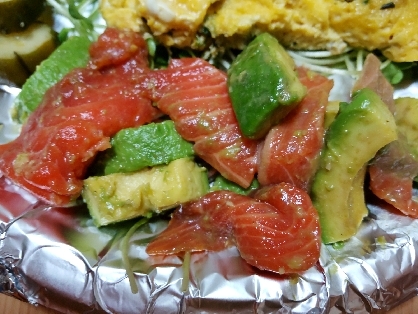 サーモンアボカドサラダ作りました。見た目はイマイチになってますがおいしかったです。