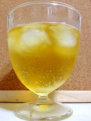 グラスに入ったジンジャー緑茶ハイ