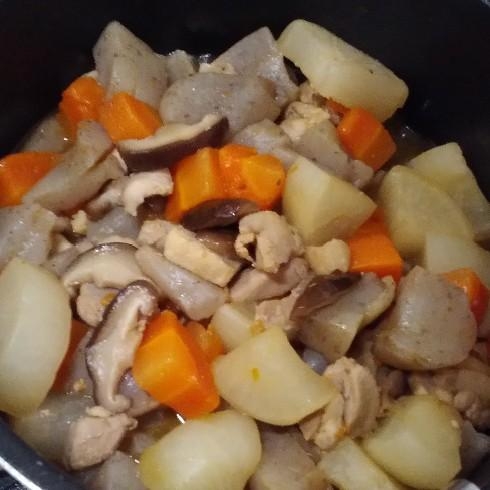 鶏肉と大根と人参とこんにゃくと椎茸のめんつゆ煮