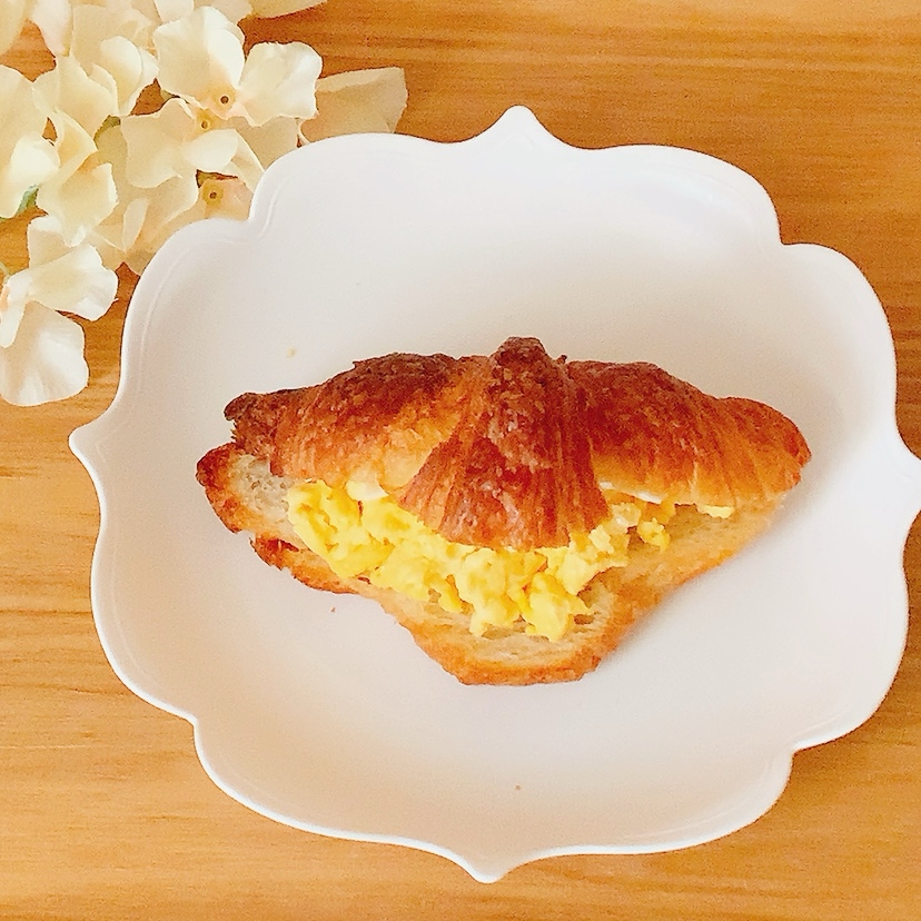 白い皿に盛られたスクランブルエッグサンド