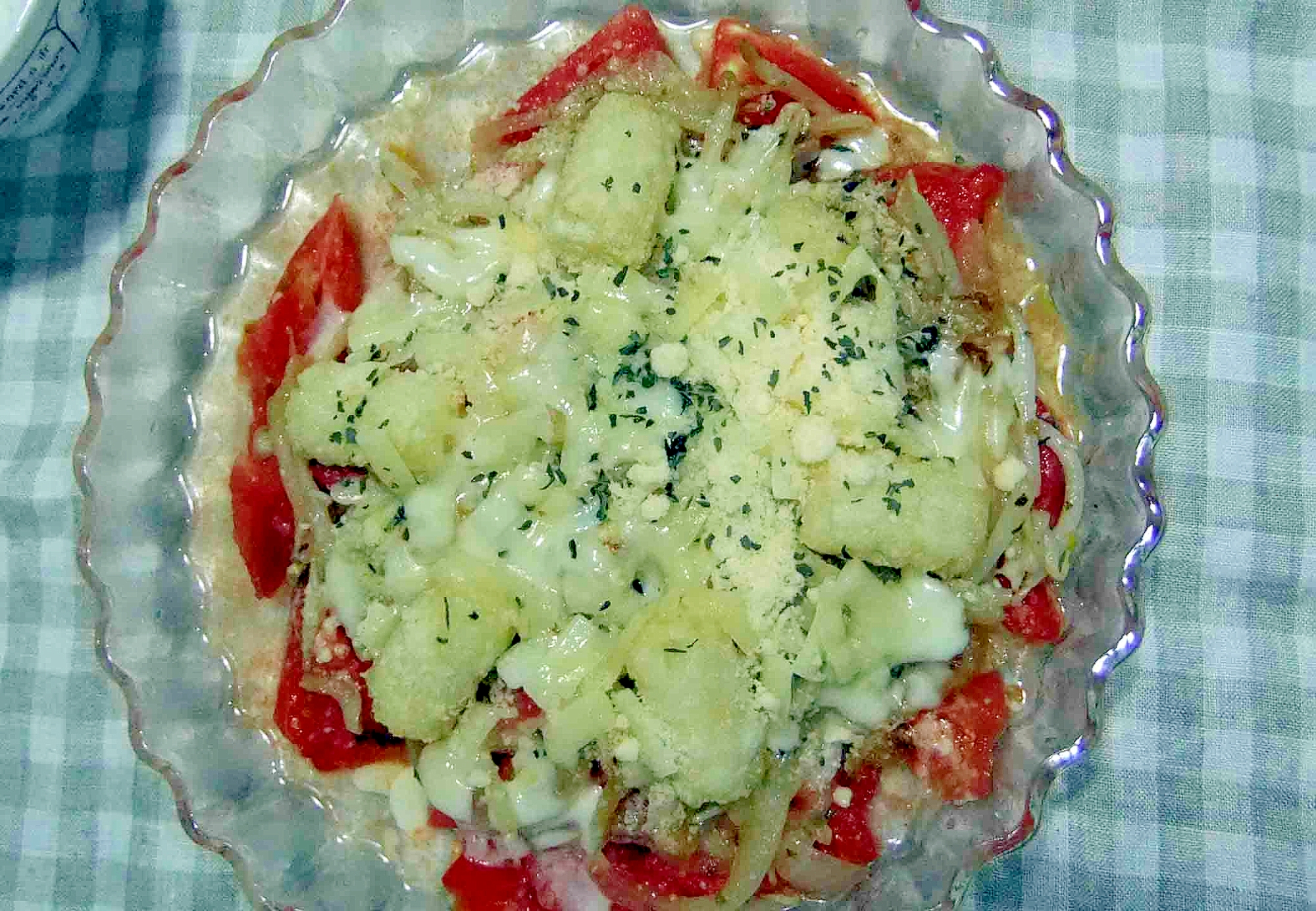 真っ赤なトマトと新玉ネギのチーズ焼き