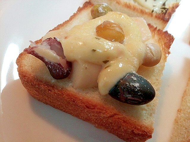 チーズかまぼことサラダ豆のミニトースト