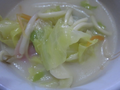 野菜たっぷり！キャベツとベーコンのとんこつラーメン