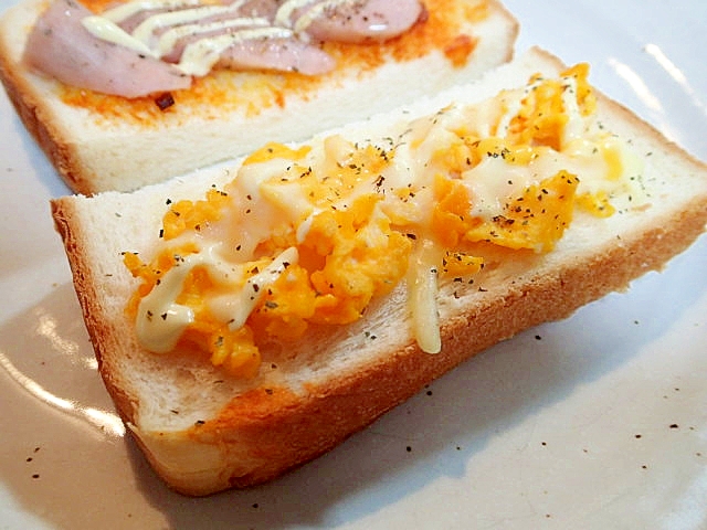 バジル/マヨで　炒り卵ととろけるチーズのトースト