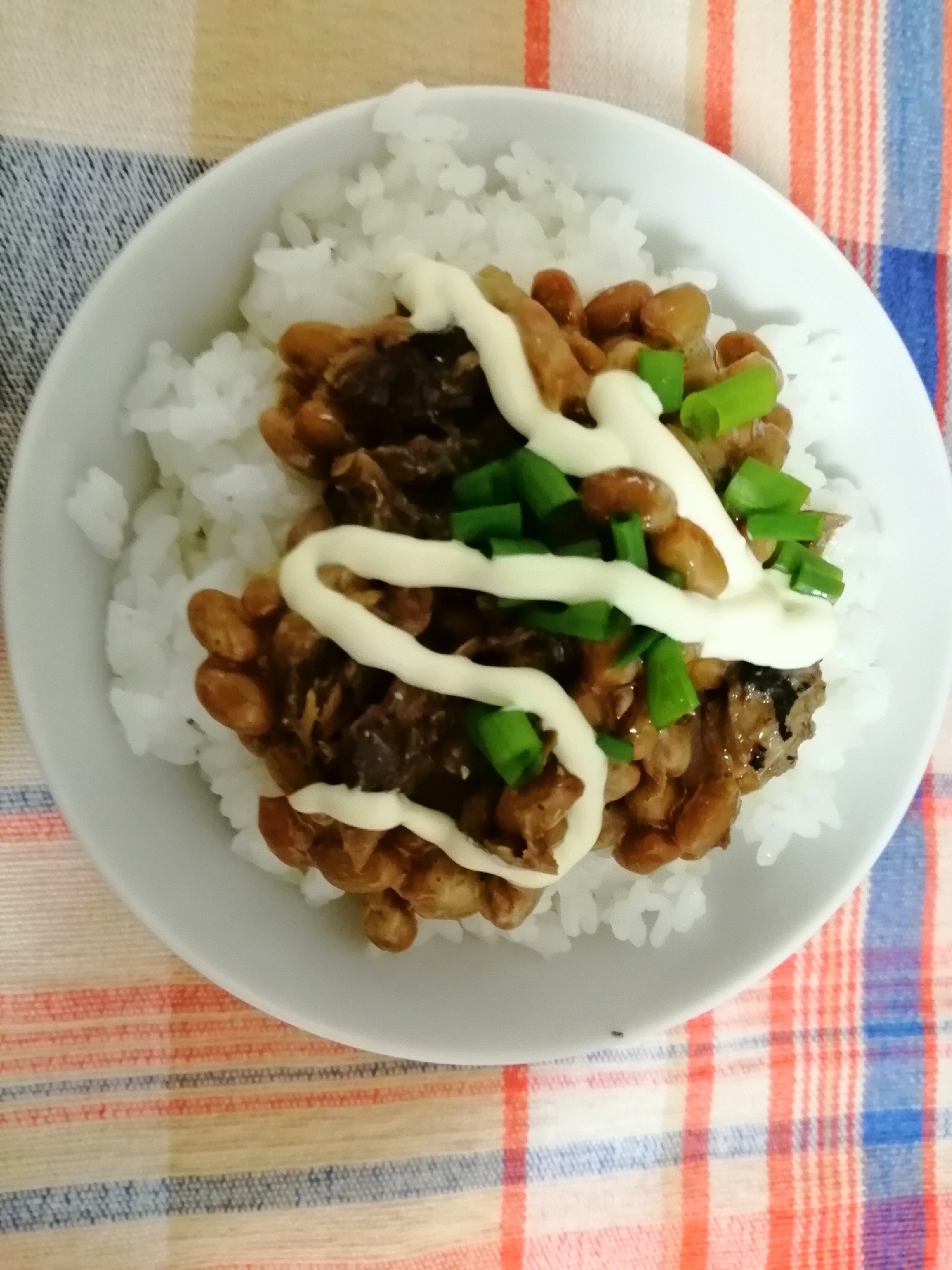 いわしの缶詰とネギとごま油入り納豆ご飯