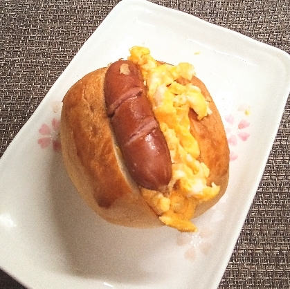 朝ごはんに★ロールパンでウィンナーと卵