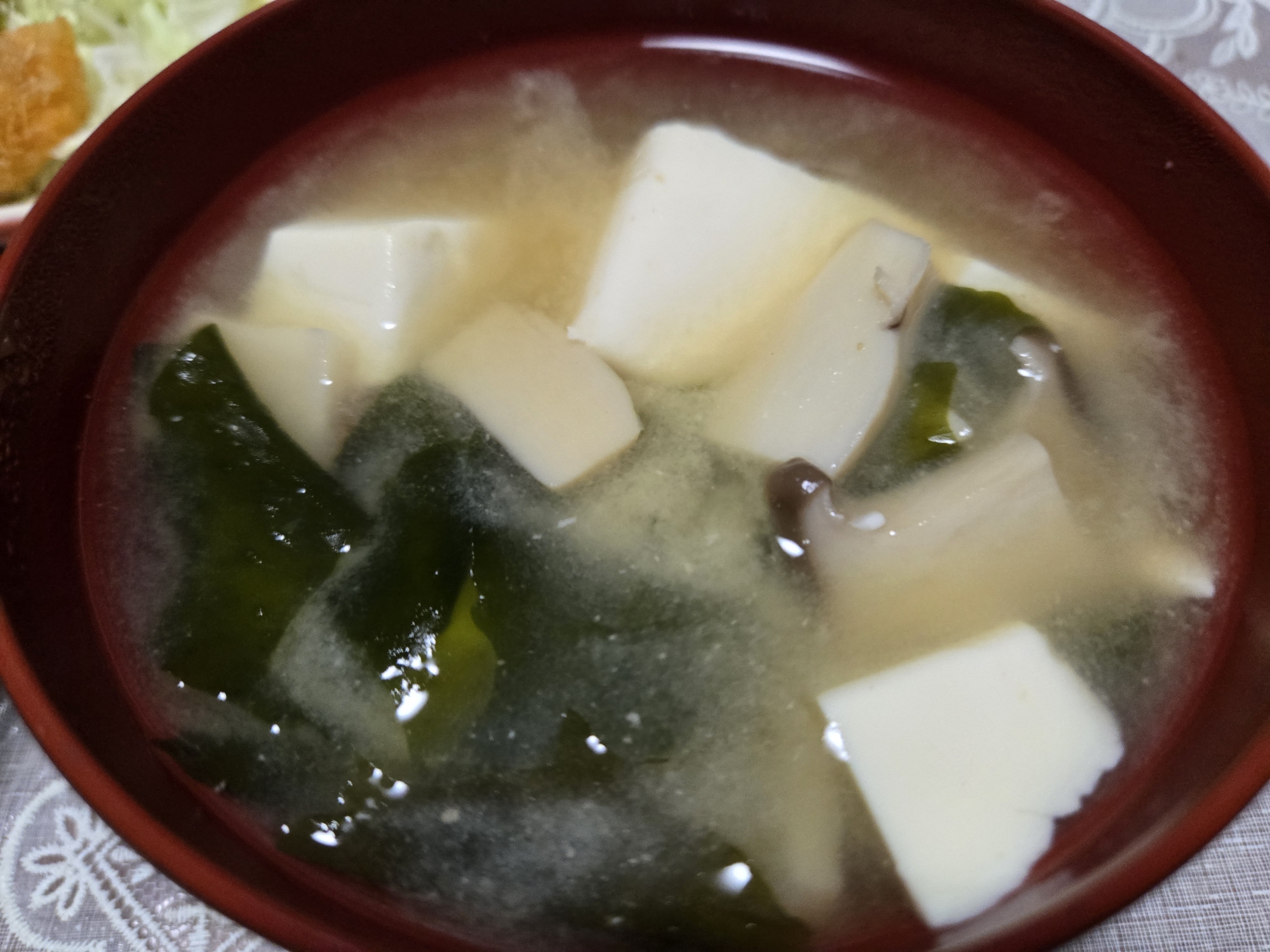 豆腐とエリンギとわかめのお味噌汁
