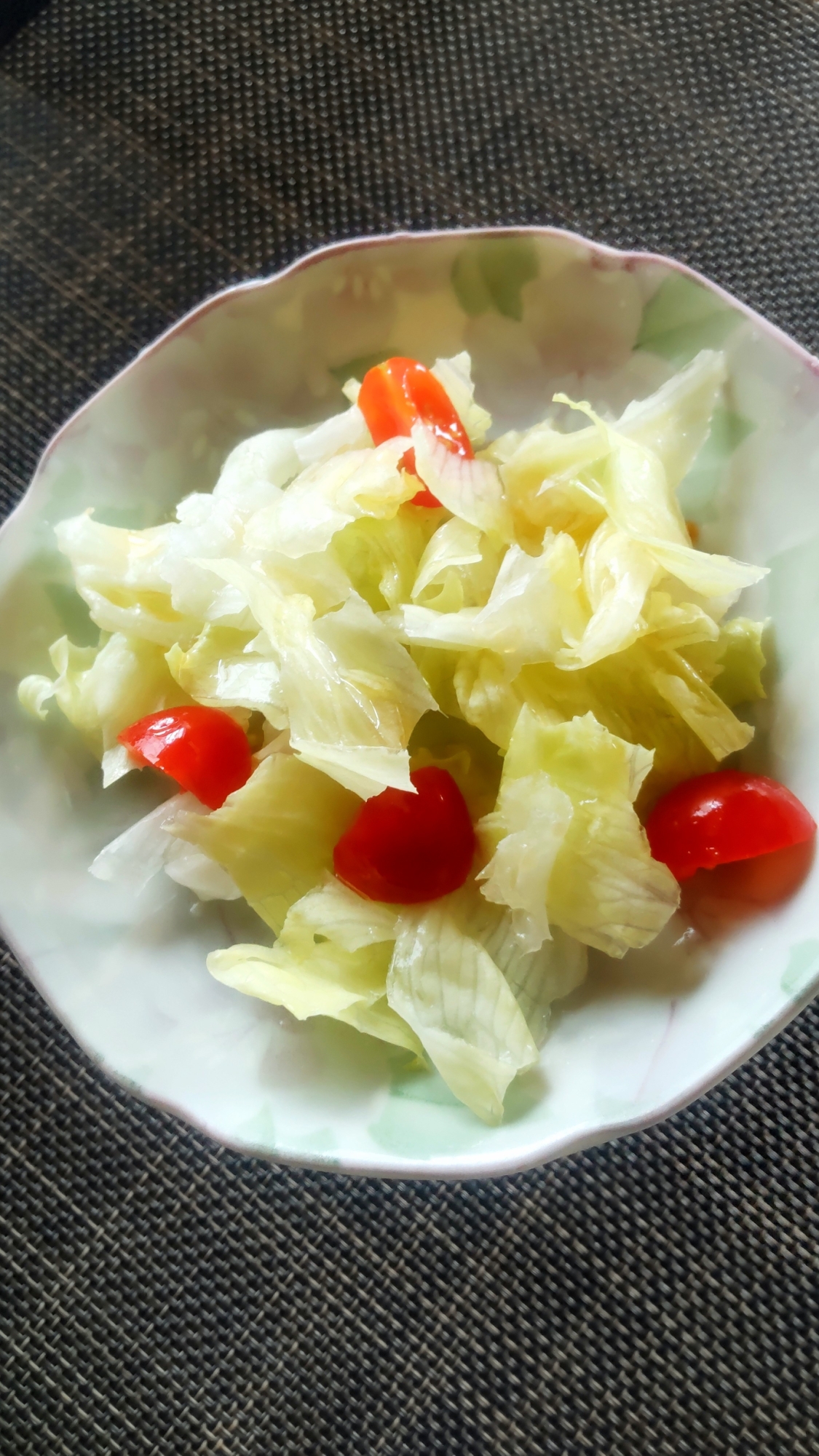 ミニトマトとレタスのサラダ