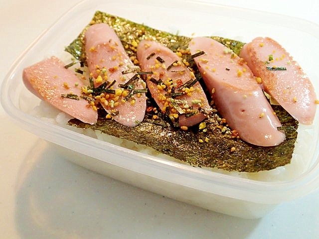 お弁当　味付海苔と魚肉ソーセージのご飯