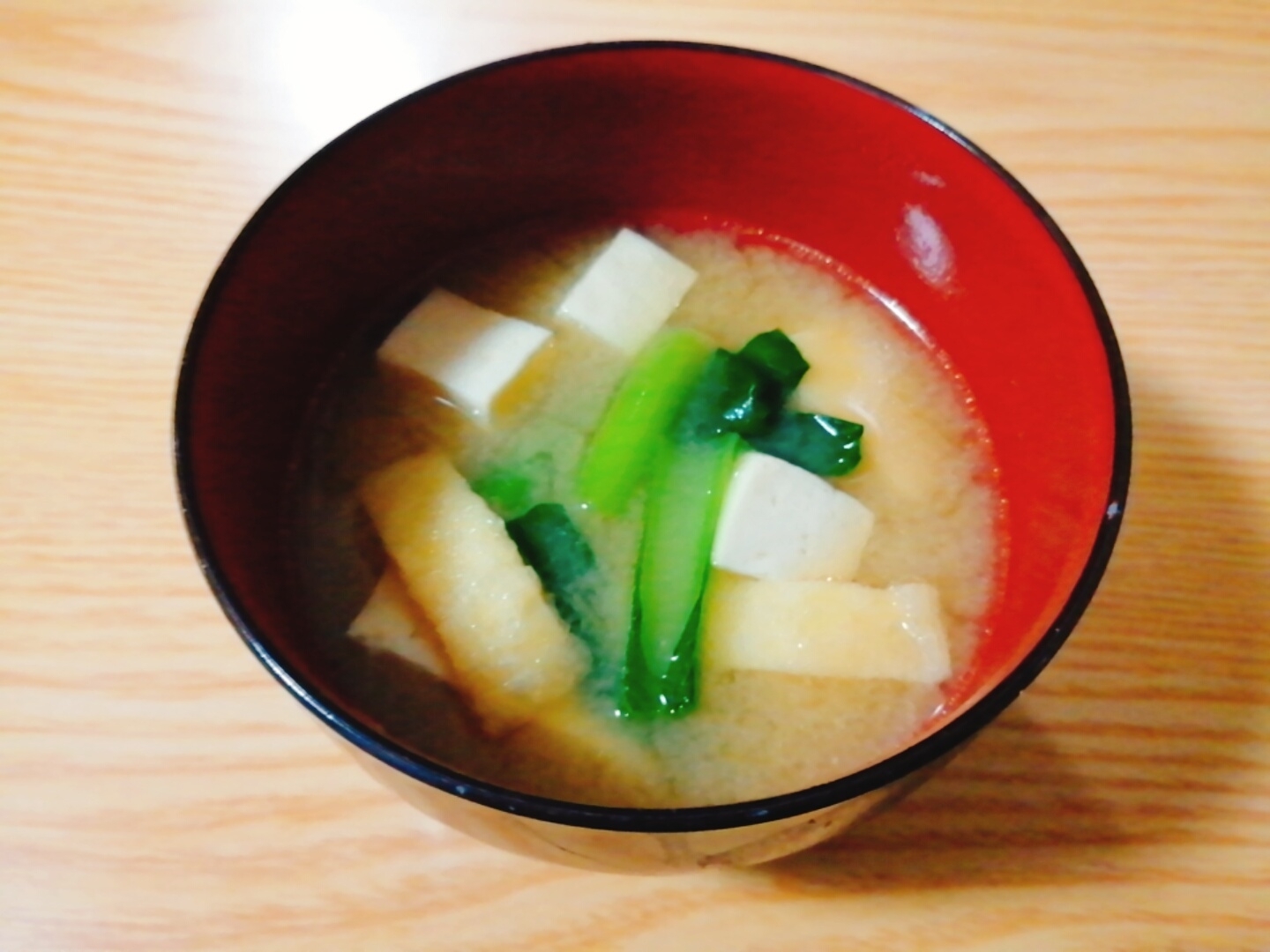 豆腐と小松菜と油揚げの味噌汁