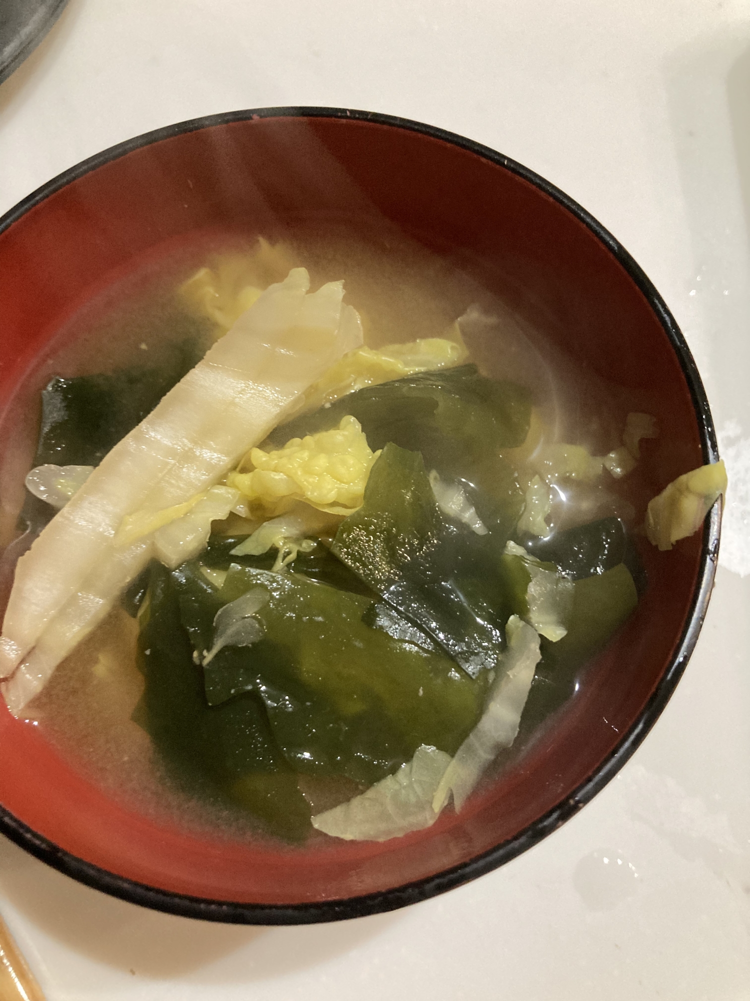 白味噌の白菜とわかめ味噌汁