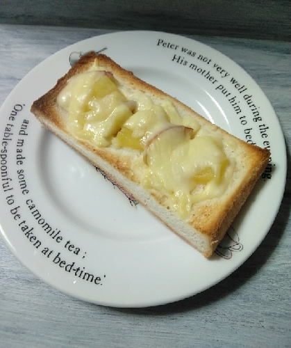 こちらです٩(ˊᗜˋ*)وりんごと普通のパインですがチーズ乗っけて絶対美味しいはず♪これは明日の朝食です✨もう半分の片割れも明日れぽ予定♡レシピ感謝です♥