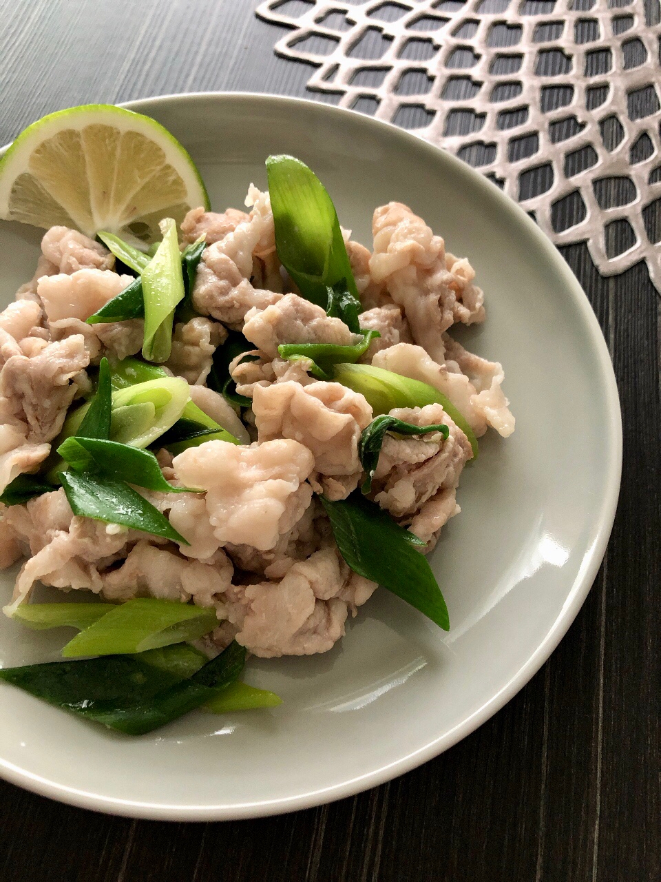 レモンで爽やか☆豚肉とねぎの塩麹炒め