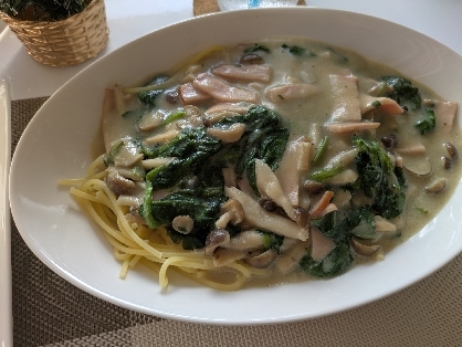 今日のランチはコレ！ほうれん草とキノコのクリームパスタのレシピ！お野菜とキノコたーっぷりで栄養満点！少し米粉を加えてとろみをつけました。ありがとうございます！