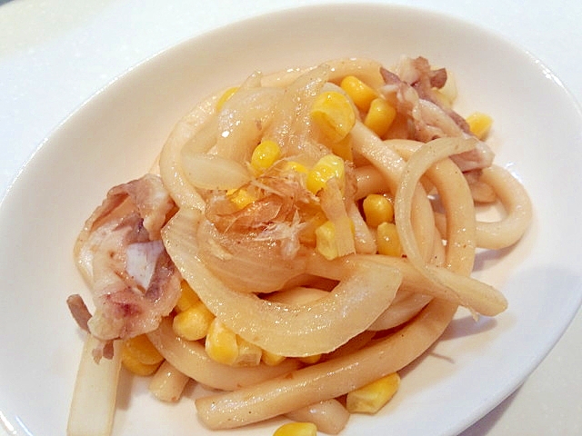 とんかつソースでコーンバターの豚玉焼きうどん♪