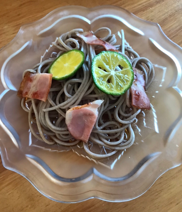 ベーコンとシークワーサーのぶっかけ蕎麦