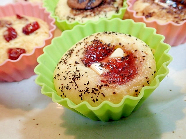 紅茶香る　ホワイトチョコと苺ジャムのカップケーキ