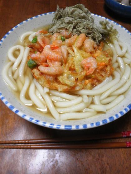バラバラになりがちなかき揚げが上手にできて嬉しい。今回はうどんで☆