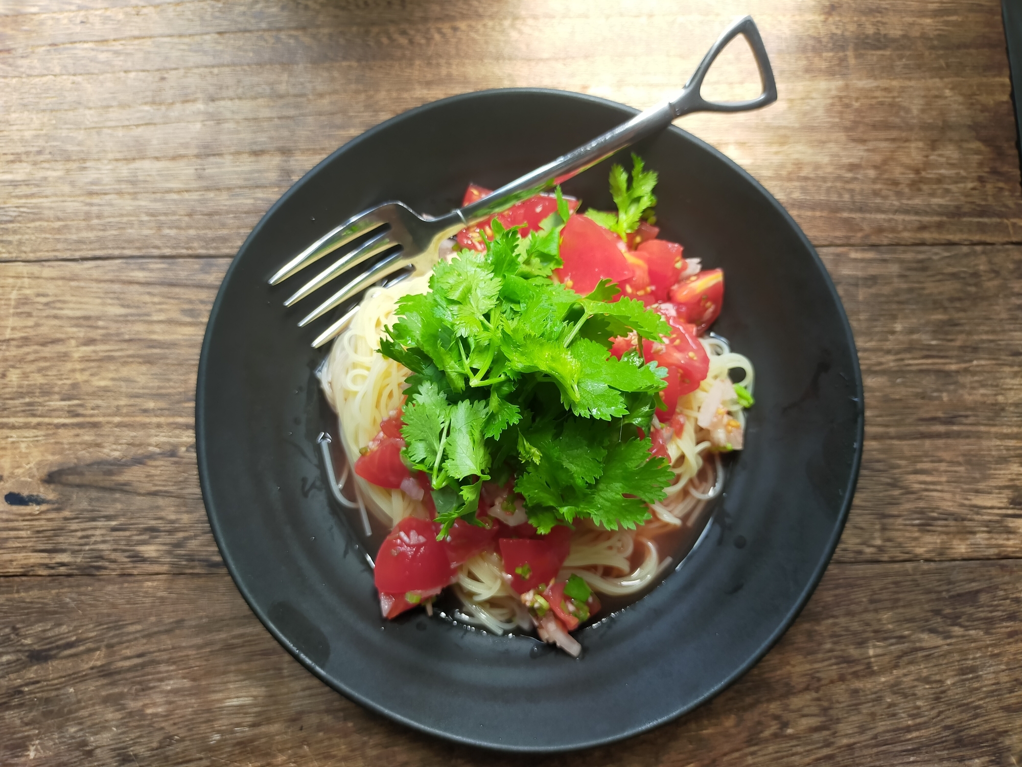 トマトとパクチーの冷製パスタ