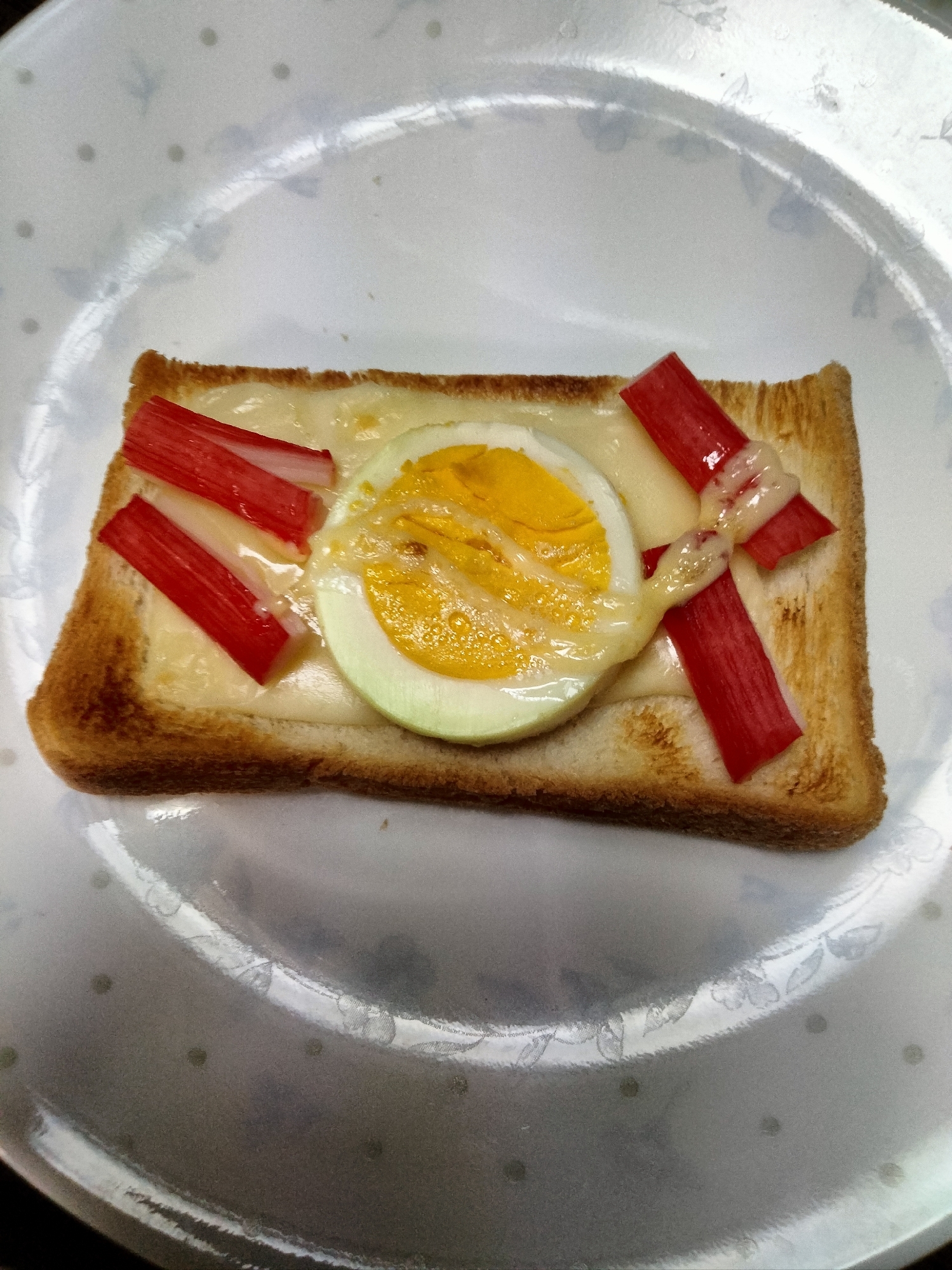 チーズトーストアレンジ カニカマ&ゆで卵