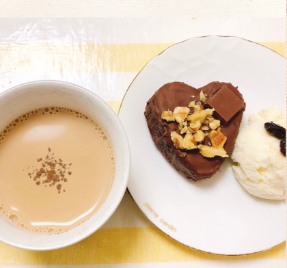 チョコレートケーキを作って家族でティタイムしました(๑^᎑^๑)♡シナモンミルクティとても美味しかったです♪素敵なレシピありがとうございますෆ˚*