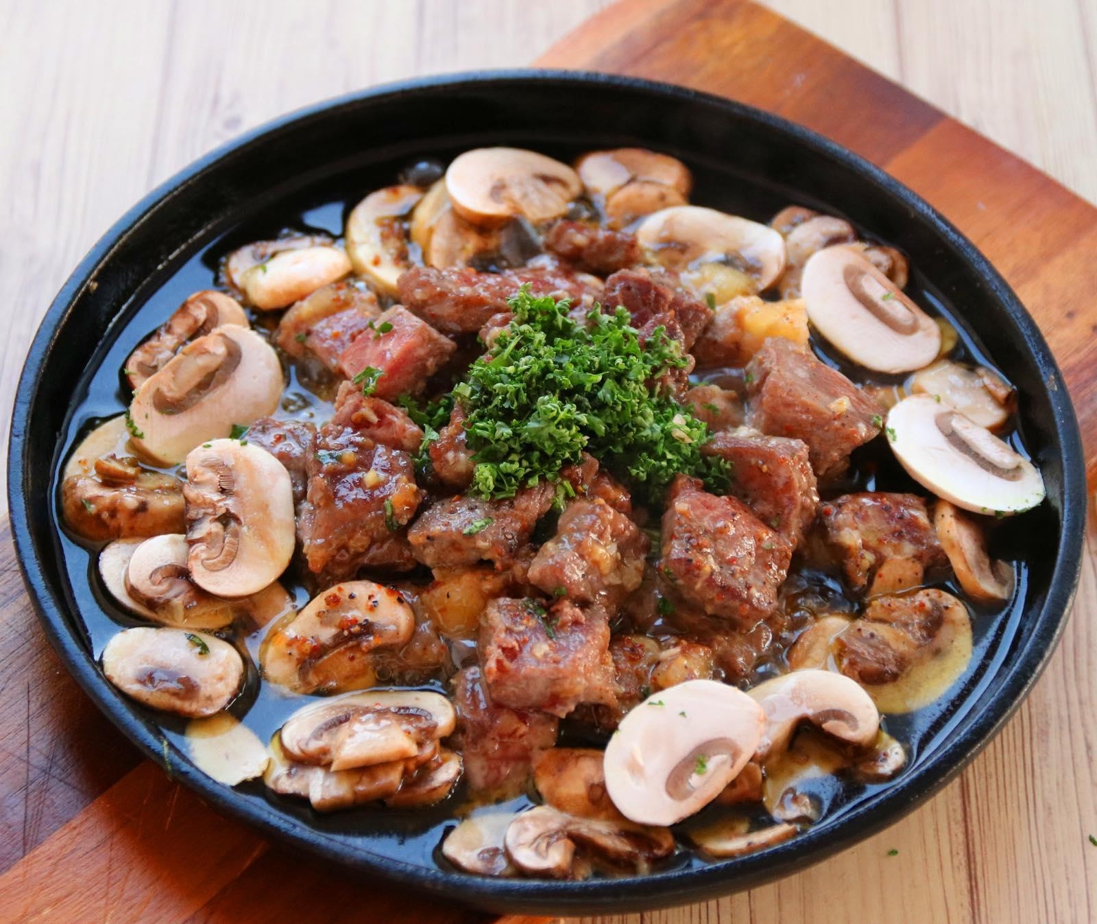 いきなりステーキ肉のアヒージョ