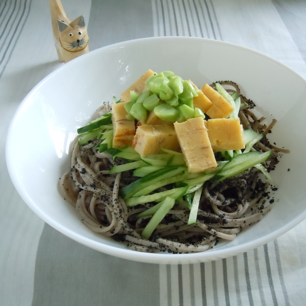 黒ごまとたっぷりきゅうりの卵焼きお蕎麦