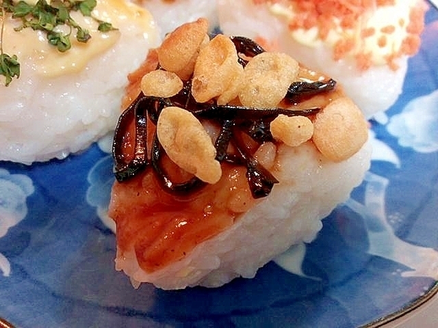 お好みソースで　昆布佃煮と天かすの焼おにぎり