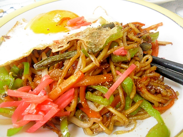 目玉焼きと野菜たっぷり焼きそば