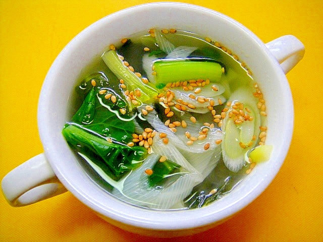 白いスープカップに盛り付けられたターサイとわかめの中華スープ