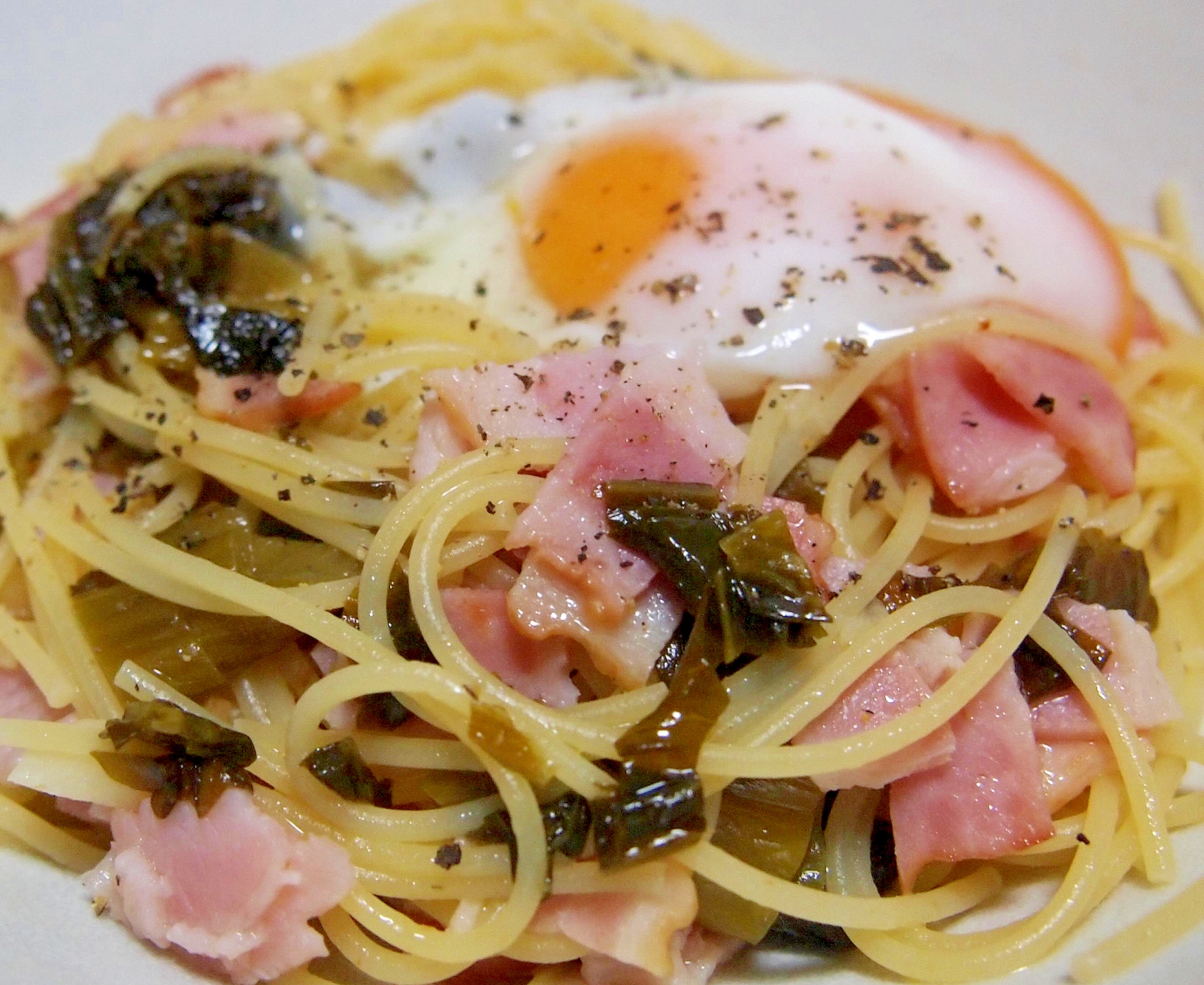 高菜とベーコンのパスタ温玉のっけ