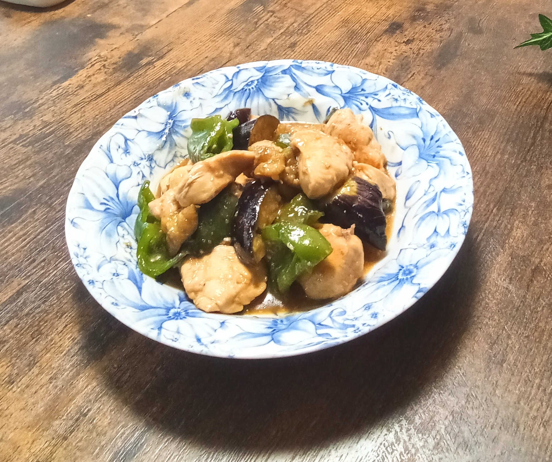 鶏むね肉・ナス・ピーマンで味噌炒め！