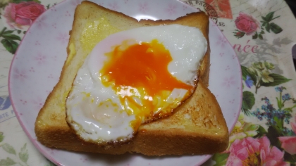 崩し目玉焼きのバタートースト