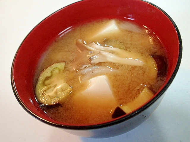 液味噌で　茄子・玉ねぎ・舞茸・豆腐のお味噌汁
