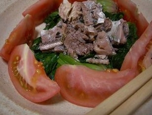 トマトほうれん草、秋刀魚缶のサラダ