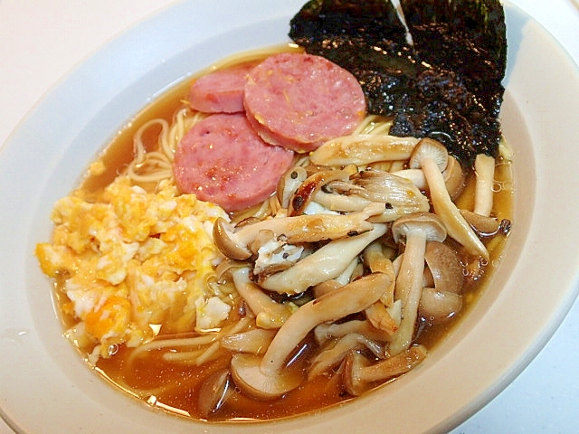 しめじ＊ソーセージ＊卵＊海苔入り　味噌ラーメン♬