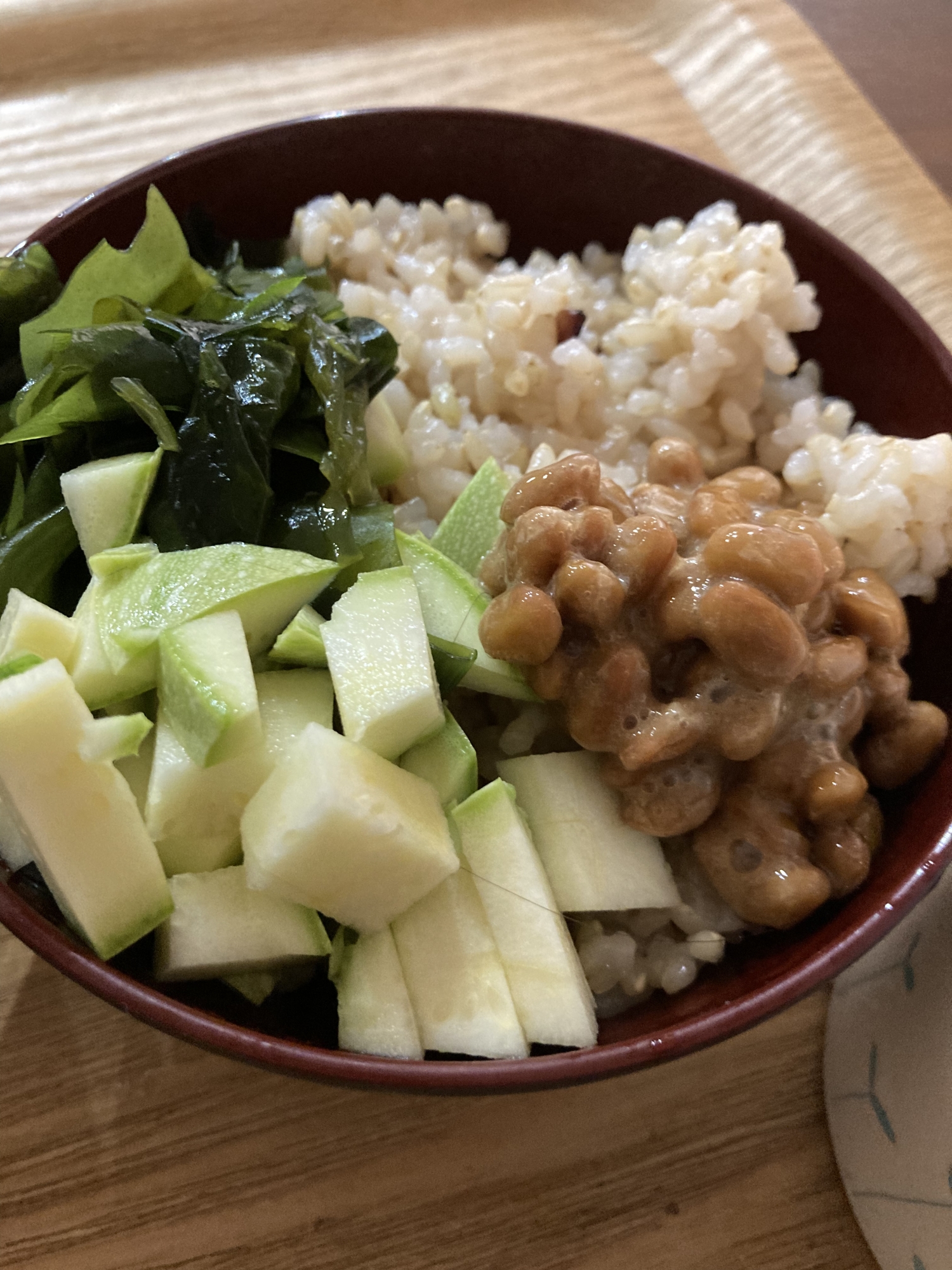 ズッキーニとわかめのネバネバ玄米丼