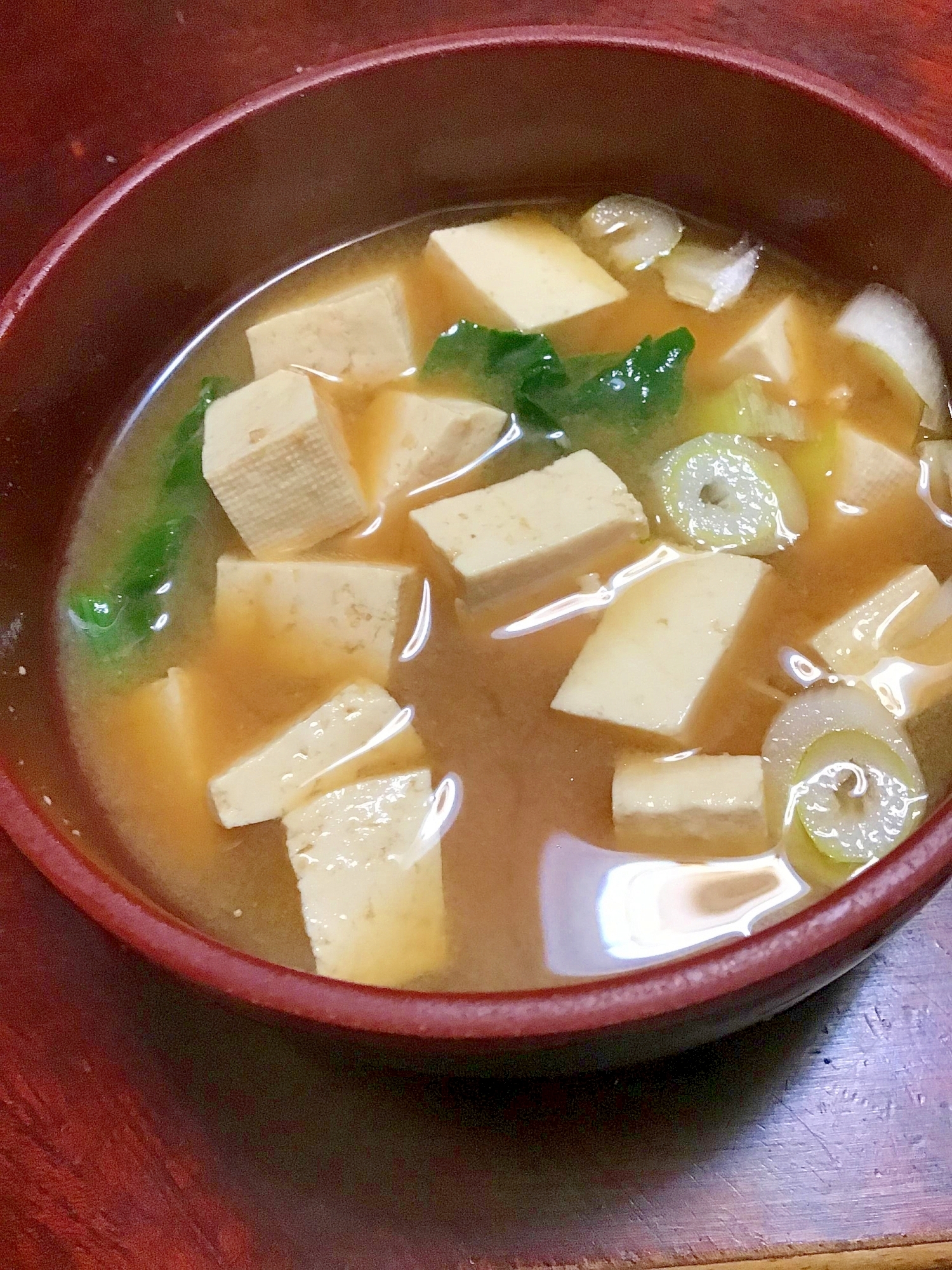 豆腐とほうれん草と長ネギの味噌汁。