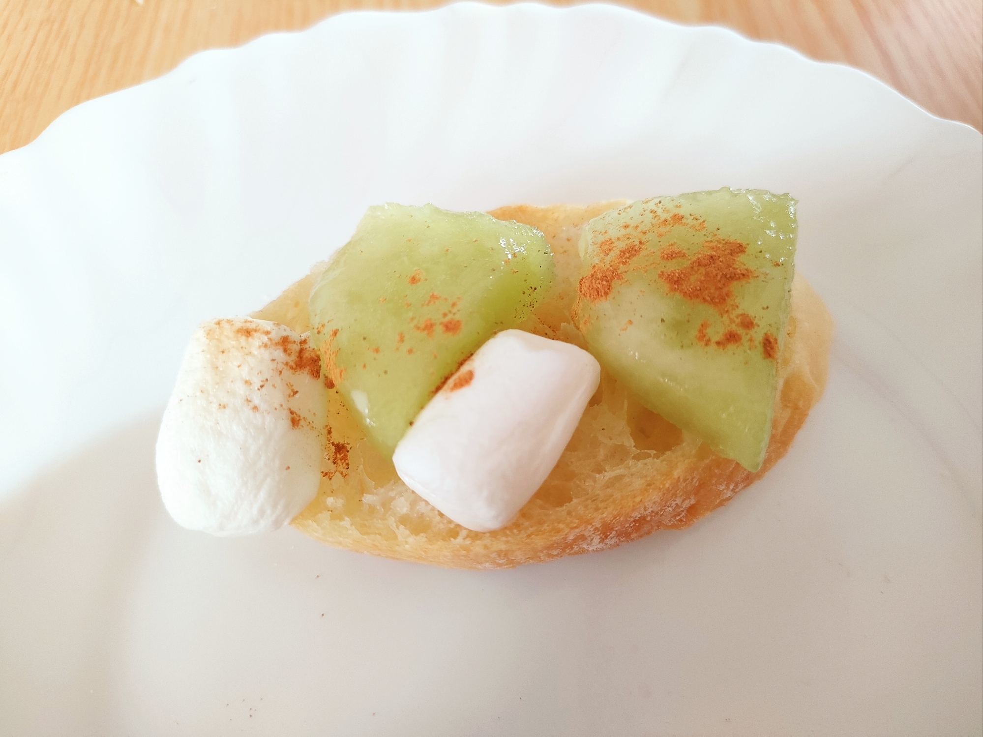 メロンとマシュマロのハニーシナモントースト