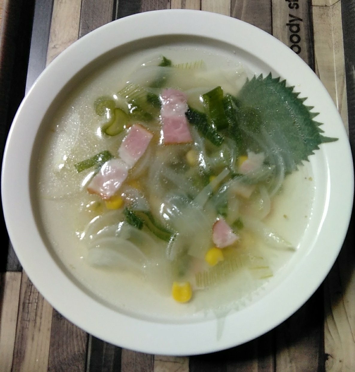 コーンとベーコンと葉玉葱の中華風スープ