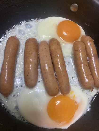 朝から楽しい☆目玉焼きのホットプレートモーニング