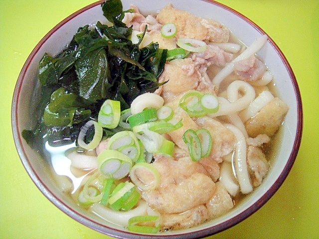 わかめと油揚げ豚肉の煮込みうどん