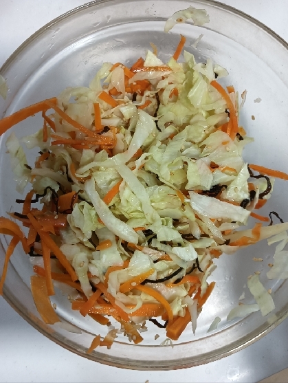 キャベツとニンジンと生姜の和風塩昆布サラダ