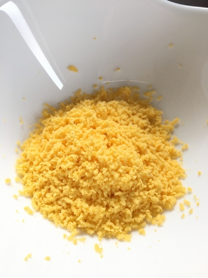離乳食にも☆ゆで卵の黄身で作るミモザ卵