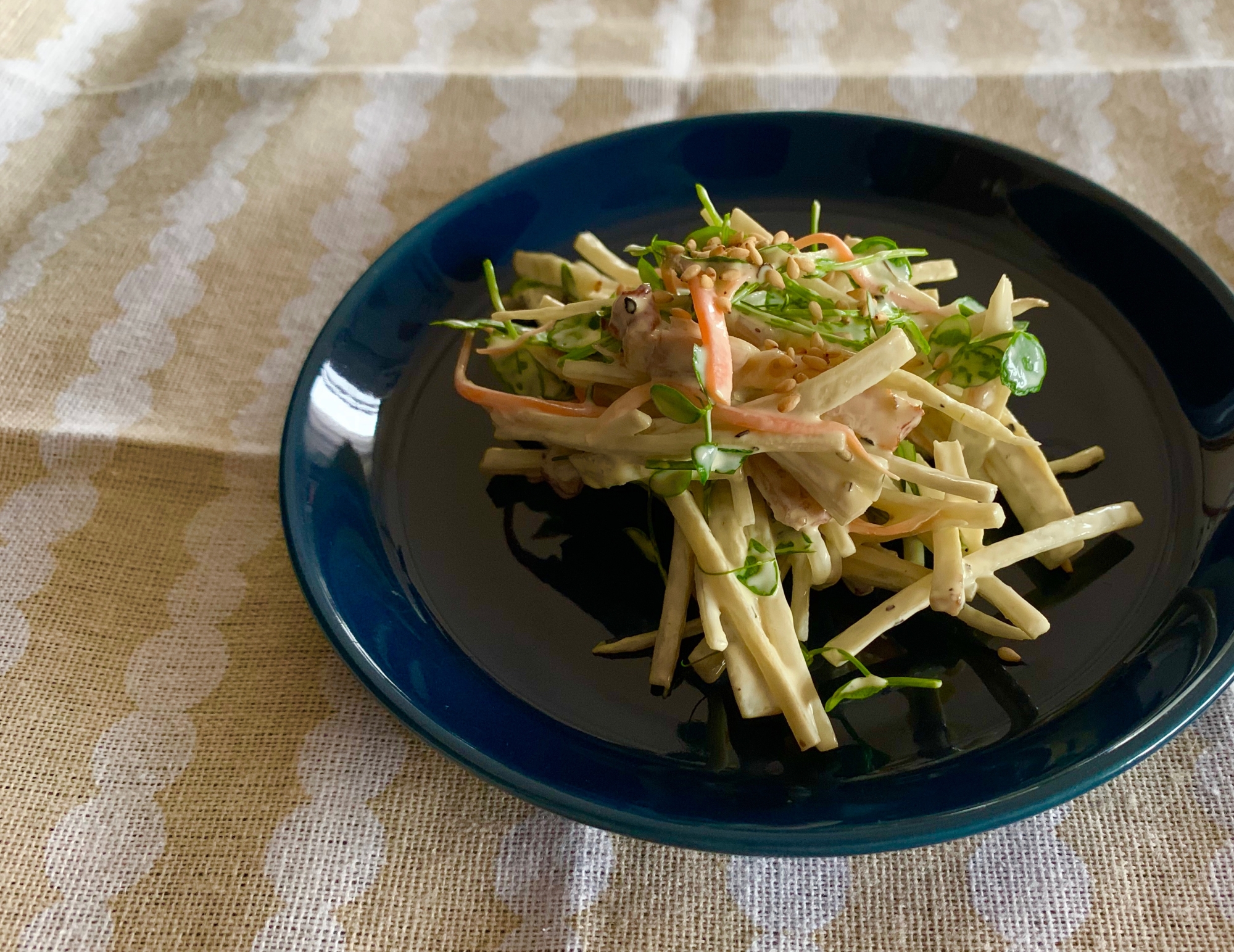 ごぼうと豆苗のサラダ